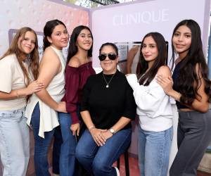 En el marco de su aniversario, Clinique reunió a mamás e hijas en Macris School para vivir una mañana dedicada al bienestar y al cuidado de la piel. Durante la experiencia, las invitadas conocieron de cerca la línea Moisture Surge y participaron en una clase de skincare, descubriendo nuevos productos y consejos para incorporar una rutina de cuidado en su día a día.