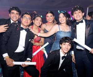 Los seniors 2026 del Liceo Franco Hondureño disfrutaron de su fiesta de graduación llena de música, baile y momentos que quedarán para siempre en sus corazones. Rodeados de sus seres queridos, celebraron el cierre de una importante etapa de sus vidas.