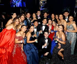 Los Seniors 2026 de Macris School vivieron una noche inolvidable en el Centro de Convenciones del Hotel Honduras Maya, celebrando junto a familiares y amigos el cierre de una importante etapa. Entre música, selfies, brindis y emotivos recuerdos, los nuevos graduados disfrutaron de una velada llena de alegría y emociones que se prolongó hasta el amanecer, quedando grabada para siempre en sus corazones.