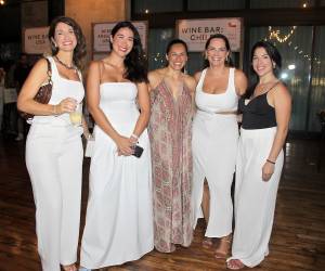 Así se vivió el día 1 del Roatán Food and Wine Festival 2026, una noche donde el paraíso se llenó de sabor y sofisticación. Presentado por Kimpton Grand Roatán, el evento reunió a chefs de talla mundial, mixólogos y una exquisita selección de gastronomía, vinos y cocteles frente al mar de West Bay Beach. En la foto: Nicole McNab, Fadia Hynds, Damara Galindo, Jeniffer Jones y Ruth Hynds.