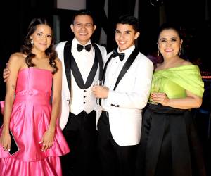 Los seniors 2025 de Dowal School vivieron una prom night llena de emoción, alegría y memorias. Rodeados de sus seres queridos, disfrutaron de una noche mágica que no solo celebró el cierre de una etapa, sino también el inicio de nuevos sueños y aventuras por venir.