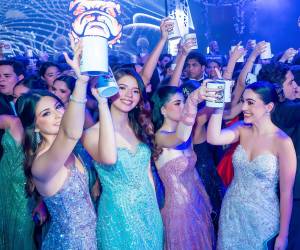 La esperada gala de la Promoción 2026 de la Escuela Internacional Sampedrana (EIS) se convirtió en una velada inolvidable, marcada por el glamour, la alegría y laemoción de los jóvenes que celebraron juntos una de las etapas más significativasde su vida estudiantil.La exclusiva celebración tuvo lugar en el salón Napoleón del Hotel Copantl &amp;Convention Center, donde los futuros graduados se reunieron para disfrutar de una noche llena de elegancia y momentos memorables.