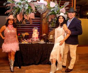 Una noche llena de magia y alegría fue la que disfrutó Claudia Kattán de Jordán, acompañada por sus amigas, quienes atendieron la invitación para celebrar su cumpleaños. El festejo se llevó a cabo en el bar del restaurante Meza 23 del Club Hondureño Árabe, donde todo se preparó para una velada inolvidable.