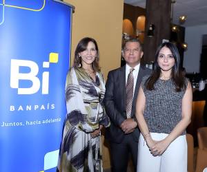 Entre copas de vino, un ambiente exclusivo y buena compañía Banpaís reunió a sus invitados en “Sip and Savor”, un evento de experiencia sensorial que celebró el arte del vino, aromas, sabores y momentos inolvidables. En la foto: Karen Rheinboldt, David Bustamante y Alejandra López.