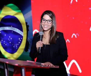 Davivienda lanzó su nueva campaña de tarjetas “Eso que siente se llama fútbol”, diseñada para premiar la lealtad de sus clientes y transformar cada compra en una oportunidad de ganar. Con esta iniciativa, la institución financiera refuerza su compromiso de estar presente en los momentos que despiertan ilusión, emoción y celebración entre los hondureños. En la foto: Ginna Miller.