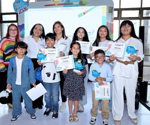 La creatividad y la visión de los niños hondureños brillaron en el Dream Car Art Contest 2026, una iniciativa de Grupo Flores que celebró el talento joven y la imaginación al máximo. Los participantes transformaron sus ideas sobre el futuro de la movilidad en obras de arte únicas, y sus propuestas fueron reconocidas por la empresa como un reflejo del ingenio y la innovación de las nuevas generaciones.