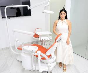 La doctora Luisa Gámez, especialista en rehabilitación oral, diseño de sonrisa, implantes dentales y restauraciones adhesivas, durante la inauguración de su clínica ROE en San Pedro Sula