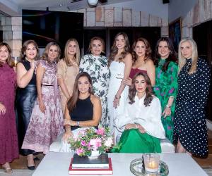 Marco Emilio Ghattas Khamis y Alessa Matuty Díaz celebran una etapa llena de ilusión al anunciar que pronto unirán sus vidas en matrimonio, culminando así una historia de varios años de noviazgo. La alegría por este nuevo capítulo también llegó a sus amigas más cercanas, quienes sorprendieron a la novia con una sofisticada despedida de soltera inspirada en el encanto parisino. En la foto: Alicia Bográn, Isabel Díaz, Erika Andonie, Alexia Marinakys, Ligia Hall, la novia Alessa Matuty Díaz, Giselle Tinoco, Marinette Kattán, Vanessa Bizzarri, Andrea Quintana y Tricia Matuty