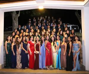 La generación 2026 de La Estancia School se reunió en el salón principal del Club del Banco Centroamericano de Integración Económica para disfrutar de su senior dinner. Con elegantes atuendos, los jóvenes celebraron una de sus últimas actividades escolares antes de su graduación.