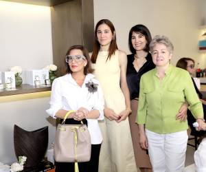 En un ambiente acogedor, donde amigos y familiares se reunieron, Christel Mena, dueña de la marca Bañomaria, presentó sus nuevas fragancias: East River Run y Finca, creadas bajo inspiraciones y experiencias personales. Para East River Run, se inspiró en su tiempo viviendo en Nueva York, y para Finca, su principal inspiración fue su abuelo, y sus momentos compartidos en familia. Más que perfumes, cada uno cuenta una historia y son una representación del esfuerzo y el arduo trabajo de Christel para cumplir sus sueños. El evento permitió a cada uno de los presentes experimentar no solo nuevos aromas sino también emociones traducidas en esencia.