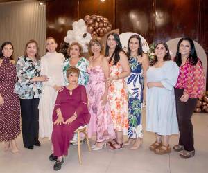 A pocos días de su boda, Camila Guadalupe Hasfura Hasbun fue agasajada con una emotiva despedida de soltera organizada por la familia de su prometido, José Carlos Jaar Faraj. El encuentro, celebrado en el salón Mediterráneo del Club Hondureño Árabe, reunió a familiares y amigas cercanas en una mañana llena de alegría, detalles especiales y buenos deseos para la futura señora Jaar, quien viajó desde San Salvador para compartir este significativo momento previo al gran día. En la foto: Sofía Abudayeh, Liset Aude, Camila Hasfura, Guadalupe Hasfura, Lilian Jaar, Isabella Jiménez, Alejandra Aude, Julia Jiménez y Alina Yones.