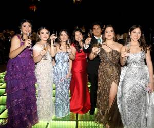 La prom de la generación 2025 de Western International School<b> </b>de San Pedro Sula fue una noche mágica e inolvidable. El escenario fue el Copantl Convention Center, elegantemente transformado bajo el concepto “Gold and Black Night”, una decoración sofisticada diseñada, creada y organizada por Touche’s Honduras by Elías Delcid. La fiesta fue animada por DJ Daybet. En la foto: Fernanda Quintanilla, Gabriela Paz, Elisa Mayorga, Valeria García, Julio Rodríguez, Sophia Rápalo y Lidia Ayala.