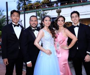La celebración de los Seniors 2025 de la International School of Tegucigalpa fue aún más especial gracias a la presencia de sus seres queridos. Padres, familiares y amigos se unieron a esta emotiva velada, compartiendo risas, abrazos y memorias inolvidables. Aquí te dejamos las fotos de la prom night.