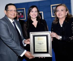 Dicen que la vida es efímera, pero el arte permanece. Esa frase cobró vida durante la exposición in memoriam de las acuarelas del recordado arquitecto Rolando Ríos, presentada por el IHCI junto al Club Rotario San Miguel de Heredia Tegucigalpa. En la imagen, de izquierda a derecha, Elmer Montalván, Valeria Ríos y Doraydee Castellón-Ríos