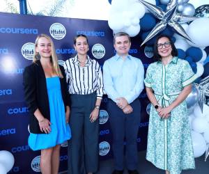 Discovery School da un paso histórico hacia el futuro del aprendizaje global al formalizar una alianza estratégica con Coursera. En un exclusivo evento que reunió a líderes empresariales, medios de comunicación y directivos de ambas organizaciones se dio luz verde a un convenio que transformará las aulas. A partir de ahora, tanto estudiantes como docentes tendrán a su alcance proyectos, certificaciones y programas académicos respaldados por gigantes globales como Stanford University, Yale, Google e IBM.