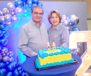 Con 25 años de historia, crecimiento y compromiso con las familias hondureñas, Supermercados Colonial dio inicio a la celebración de este importante aniversario con una Misa de Acción de Gracias, en un espacio dedicado a reconocer la trayectoria de la compañía y agradecer a quienes han sido parte fundamental de su evolución a lo largo de estos años. En la foto: Alberto Díaz Lobo y su esposa Elena Marinakys de Díaz,fundadores de Supermercados Colonial.