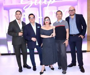 El evento más grande de la moda en Honduras está cada vez más cerca, ¡y la emoción ya se siente! Vivimos el lanzamiento de BAC Estilo Moda 2025 en Multiplaza, un encuentro que nos llenó de anticipación por lo que viene. Diseñadores nacionales, talentos emergentes, estudiantes de diseño de modas, patrocinadores e invitados especiales se unieron en una tarde vibrante, donde creatividad, glamour y pasión por la moda marcaron la pauta. ¡La cuenta regresiva ya comenzó! Ariel Flores, Miguel Chong, Blanca Bendeck, Tirso Rubio y Lawin Paz.