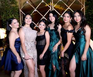 En una velada llena de emoción, los seniors 2026 de Elvel School se dieron cita en La Reserva Event Center para celebrar su tradicional cena de promoción. Vestidos con elegantes trajes de gala, los jóvenes compartieron una noche especial que marcó una de las últimas actividades previas a su graduación, celebrando la amistad, los recuerdos y el inicio de una nueva etapa.