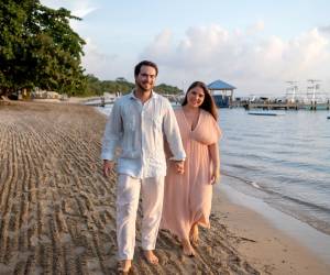 Valerie Boadla Diban y Carlos Rojas Pérez celebraron su compromiso tras una romántica propuesta en Roatán, rodeados del cariño de sus familias y seres más cercanos. La pareja, que planea celebrar su boda en 2027, comienza así el camino hacia uno de los días más especiales de sus vidas. En la foto: Los novios Carlos Rojas Pérez y Valerie Boadla Diban.