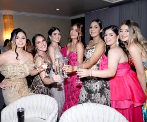 La llegada de los invitados marcó el inicio de una noche inolvidable en la fiesta de los Seniors 2026 de la Academia Los Pinares. Familiares y amigos desfilaron con elegancia, luciendo sus mejores atuendos y uniéndose a una velada llena de estilo, entusiasmo y grandes expectativas para una celebración única.