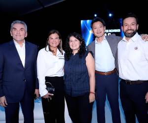 En una noche que combinó innovación, diseño y visión de futuro, Grupo Flores presentó en Tegucigalpa la nueva generación del Toyota RAV4 Hybrid 2027, uno de los SUV más emblemáticos de Toyota. El lanzamiento reunió a invitados especiales, clientes y entusiastas del mundo automotriz para descubrir un modelo que no solo evoluciona en estética y tecnología, sino que también responde a las nuevas demandas de movilidad sostenible en el país. Con esta apuesta, la marca reafirma su compromiso con la innovación y con acompañar el estilo de vida de los hondureños en cada trayecto. En la foto: Thibaud Aymeric, Aline Flores, Perla Abraham,Tedsuhito Tsuji y Antonio Palacio.
