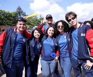 Inspirados en la emoción del mundial de fútbol, los seniors 2026 de Dowal School celebraron su primer día de clases con una vibrante caravana. Entre bailes, música y mucha alegría, marcaron el inicio de su último año de high school, listos para vivirlo al máximo y coleccionar recuerdos inolvidables.