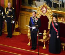 El rey Haakon VIII realizó el juramento constitucional que marca el comienzo de su reinado, en el día en el que cientos de noruegos comenzaron a desfilar ante el féretro de su padre, Harald V, quien murió el viernes 28 de agosto