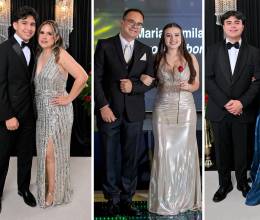La clase 2025 de la English Castle School de Danlí disfrutó su prom night durante una elegante gala en el salón de eventos de Ciudad Casa Blanca, donde el event planner Lisandro Vallecillo recreó una atmósfera elegante, cargada de detalles, y donde las emociones de los graduados marcaron el ritmo de la noche.