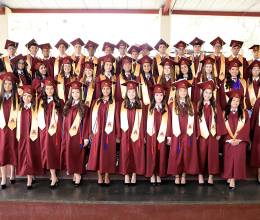 Con togas y birretes del color que los acompañó durante toda su etapa escolar, y con el corazón lleno de sueños por cumplir, los seniors 2025 de Mayan School celebraron su esperada graduación. Convertidos oficialmente en bachilleres en Ciencias y Humanidades, los jóvenes vivieron este momento con entusiasmo, alegría y la firme convicción de que están listos para conquistar el mundo.
