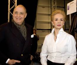 En esta imagen de archivo, Carolina Herrera y su esposo Reinaldo Herrera posan en el marco de la Semana de la Moda en Nueva York. Reinaldo Herrera falleció este martes 18 de marzo a los 91 años en la Gran Manzana, donde el viernes se celebrará el funeral. Foto: EFE/Miguel Rajmil ARCHIVO