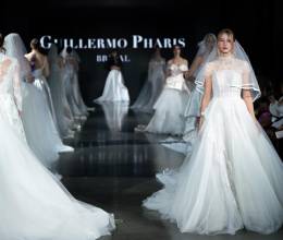 El diseñador hondureño radicado en Estados Unidos, Guillermo Pharis, se ganó los aplausos y admiración del público en la reciente edición de la Denver Fashion Week, donde deslumbró con su colección Spring Summer 2026. Tejidos delicados, líneas románticas y femeninas definen la apuesta que transmite la mezcla de classic couture y arte moderno que caracterizan al creativo.