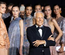 Clásico, minimalista, elegante y sencillo son los adjetivos que mejor definen el estilo de los diseños del dueño y presidente del Grupo Armani, que vistió a famosos de todo el planeta, desde las mayores estrellas del cine hasta miembros de la realeza o equipos de fútbol.