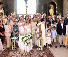 Vestidas con un delicado y hermoso ropaje confeccionado en Ohio con la tela del vestido de novia de su abuela Janet, Gia y Bella Herzog Cuculiza llegaron a la Capilla San Judas Tadeo entre los brazos de sus orgullosos padres, Derek Herzog y Lorella Cuculiza. Ante la mirada emocionada de familiares y amigos, las pequeñas recibieron el sagrado sacramento del bautismo de manos del sacerdote Carlos Margo, en una ceremonia íntima y llena de amor que quedará grabada para siempre en la memoria y en el corazón de todos los presentes.