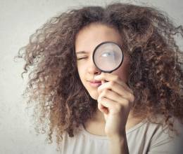 Evitar el frizz en el cabello empieza desde los gestos cotidianos. Aquí algunas claves