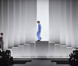Las pijamas salen de la cama directo a la calle, esa es la premisa de la colección Menswear Spring-Summer 2026 presentada por Dolce&amp;Gabbana en Milán. Versiones casuales y desenfadadas, pero también con cuidados bordados en una versión de noche, vuelven a la pasarela como una pieza insigne de la marca desde los años 90.
