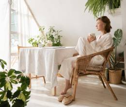 Cinco maneras sencillas de incorporar el <i>slow living</i> a la rutina y recuperar el placer de hacer las cosas con intención.