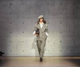 Modelos vestidas en blazers cruzados en una paleta de colores que iba del beige grisáceo al marrón, con toques de azul y violeta, desfilaron en la pasarela de Emporio Armani en la Semana de la Moda de Milán Otoño Invierno 2026/2027, dedicada al fundador de la firma, Giorgio Armani