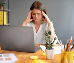 A simple vista, todo parece estar bien. Cumples con tu trabajo, respondes mensajes, asistes a reuniones, haces ejercicio, sales con amigas y hasta logras tachar pendientes de tu lista. Desde afuera, eres “productiva” y “responsable”. Pero por dentro, algo no encaja; el cuerpo está en alerta constante, la mente no se apaga y el descanso nunca es suficiente. Eso que muchas personas normalizan como estrés cotidiano tiene un nombre: ansiedad funcional.