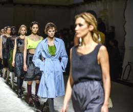 Un desfile con apenas 15 modelos, marcado por el juego de capas para evocar la evolución cotidiana de las mujeres, ha sido el formato escogido por Prada para presentar su nueva colección femenina para el próximo otoño-invierno en Milan Fashion Week.