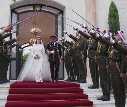 El príncipe heredero de Jordania Hussein bin Abdullah y la arquitecta saudita Rajwa al Saif se casaron en el Palacio de Zahran, en la histórica ciudadela de Amán, ante sus familias y 140 invitados, entre ellos la primera dama estadounidense, Jill Biden, los príncipes de Gales y los reyes de los Países Bajos. (Photo by Jordanian Royal Palace / AFP)