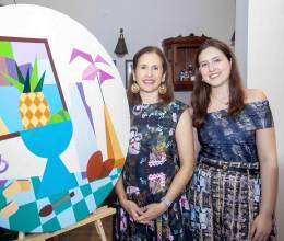 La boutique María Mírame se llenó de inspiración durante el workshop “Mi propio verano eterno”, una mañana dedicada a la creatividad, los recuerdos y la conexión personal. Entre arte, moda y un ambiente íntimo, el encuentro sirvió como escenario para celebrar el lanzamiento de la colección “Alba”, una propuesta que invita a crear desde la memoria y la emoción. En la foto: Ana Handal y Francesca Heyer.