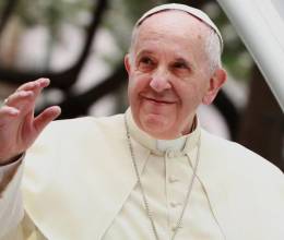 El Papa Francisco fue una figura central en la Iglesia Católica y en el escenario mundial, destacándose por su estilo pastoral cercano, su enfoque de justicia social y su llamado a la unidad y la paz. Sin embargo, su pontificado no estuvo exento de polémicas. Desde sus declaraciones sobre el cambio climático hasta las tensiones sobre temas doctrinales, Francisco fue objeto de críticas tanto dentro como fuera de la Iglesia. A continuación, exploramos diez de las controversias marcaron su camino, reflejando los desafíos y las tensiones que enfrentó mientras lideró una institución en constante evolución.