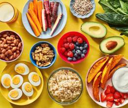 Alejarse del antiguo énfasis excesivo en hidratos de carbono y destacar proteínas y grasas como pilares de saciedad y control metabólico parecen ser el objetivo de la nueva pirámide alimentaria que vuelve a poner el foco en lo básico.