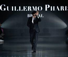 El diseñador hondureño radicado en Estados Unidos, Guillermo Pharis, se ganó los aplausos y admiración del público en la reciente edición de la Denver Fashion Week, donde debutó con su colección Spring Summer 2026. Tejidos delicados, líneas románticas y femeninas definen la apuesta que transmite la mezcla de classic couture y arte moderno que caracterizan al creativo.