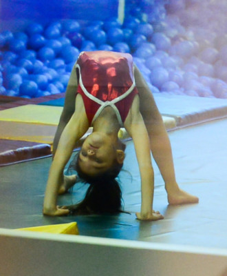 Hija de Tom y Katie será gimnasta