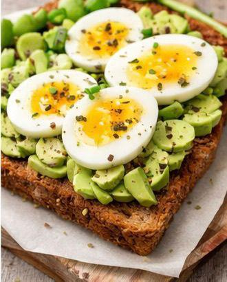 <b>Tostadas de pan integral con huevo cocido y aguacate. </b>Ideal para quienes prefieren snacks salados. Esta combinación aporta fibra, proteína de alta calidad y grasas cardioprotectoras.