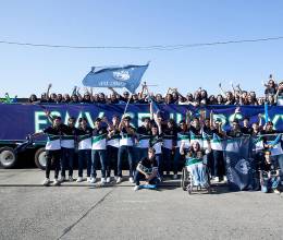 Pick-ups adornados con globos, frases en los vidrios y la animación de Dj Beat marcaron el inicio de la caravana de los 59 seniors 2026 de la Escuela Bilingüe Santa María del Valle. El punto de encuentro fue el parqueo del Comisariato Los Andes, donde, vistiendo jeans y la camiseta con los colores de su institución, posaron junto a sus familias antes de arrancar con entusiasmo su último primer día de clases bajo el lema “The rest is still unwritten”, a pocos meses de convertirse en bachilleres en ciencias y humanidades.