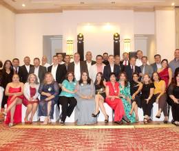 La generación 1984 del Instituto San Francisco celebró con alegría y nostalgia el 40º aniversario de su graduación. Para conmemorar esta ocasión especial, organizaron una serie de eventos que culminaron con una gran celebración en el Hotel InterContinental. Entre risas y emoción, los asistentes revivieron memorables anécdotas de su vida estudiantil, recordando aquellos años que los unieron como generación. La noche continuó con una vibrante fiesta en la pista de baile, donde la música y la camaradería hicieron de esta reunión un momento inolvidable.