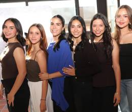 Revista Estilo y Banpaís reunieron a seniors en una experiencia creada para inspirarlas antes de su gran noche en Glam Before the Prom. Entre masterclass, nail bar, glitter bar y asesorías de estilo, cada detalle estuvo pensado para que vivieran un momento único, lleno de belleza, aprendizaje y emoción. Diana Pineda, Jimena Caballero, Mía Sierra, Katherine Canizález, Mariana Mata y Madeline Molina.