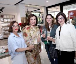 Entre música navideña y un ambiente en el que resaltaban hermosas piezas decorativas, Eleganza celebró su 21 aniversario en Tegucigalpa. Carolina Canahuati, fundadora del establecimiento, recibió a sus invitadas, quienes descubrieron detalle a detalle las últimas tendencias para recrear ambientes espectaculares en esta época festiva. En la imagen, Blanca Bendeck, Carolina Canahuati, Lucía Nasser y Patricia Corrales